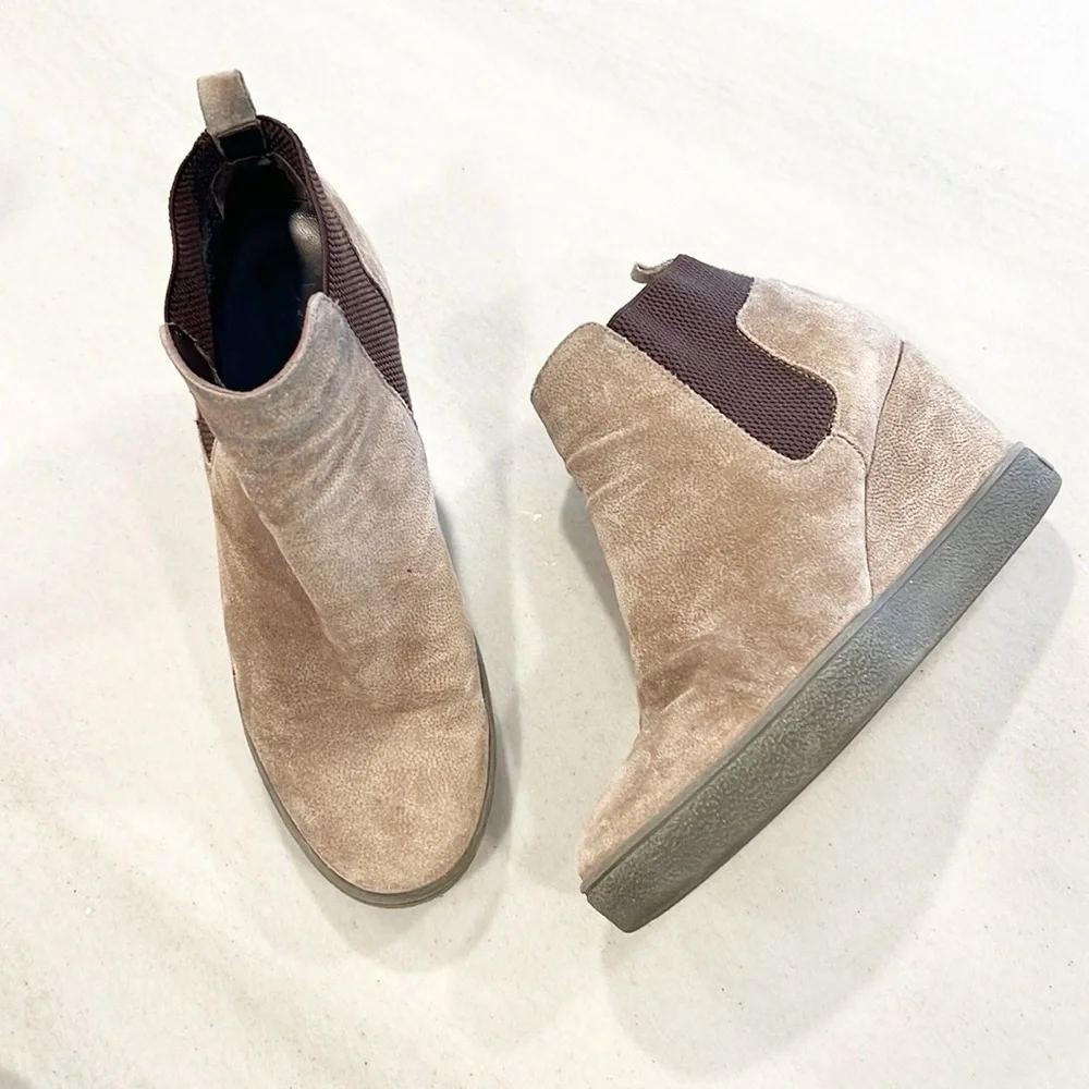 Aquatalia Claire Wedge Suede Ankle Boots Taupe Tan Beige size 9